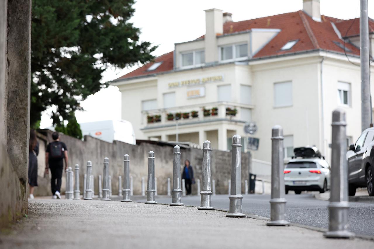 Zagreb: Stupići uz nogostup na Svetom Duhu