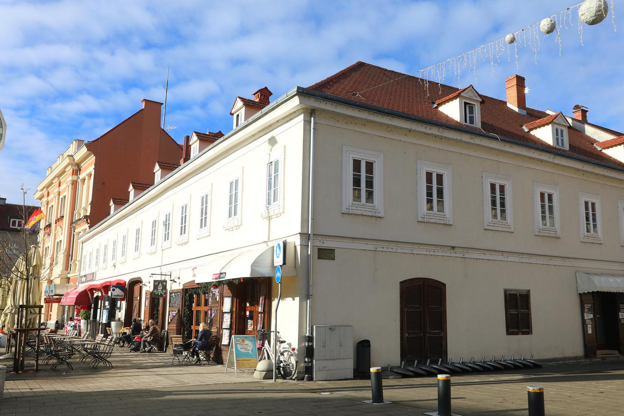 Karlovac: Zgrada na Trgu Matije Gupca 