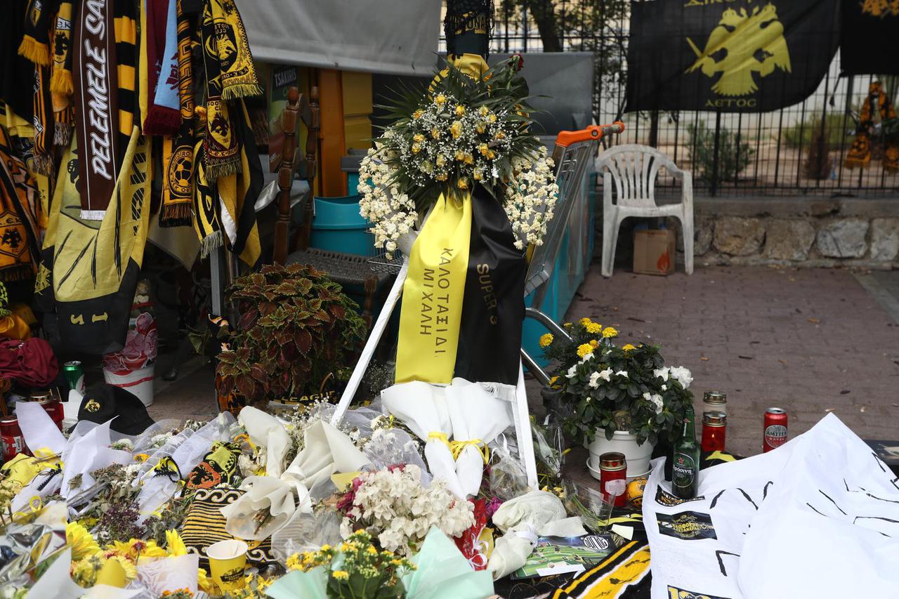 Atena: Na mjestu gdje je ubijen navijač AEK-a građani ostavljaju svijeće i cvijeće