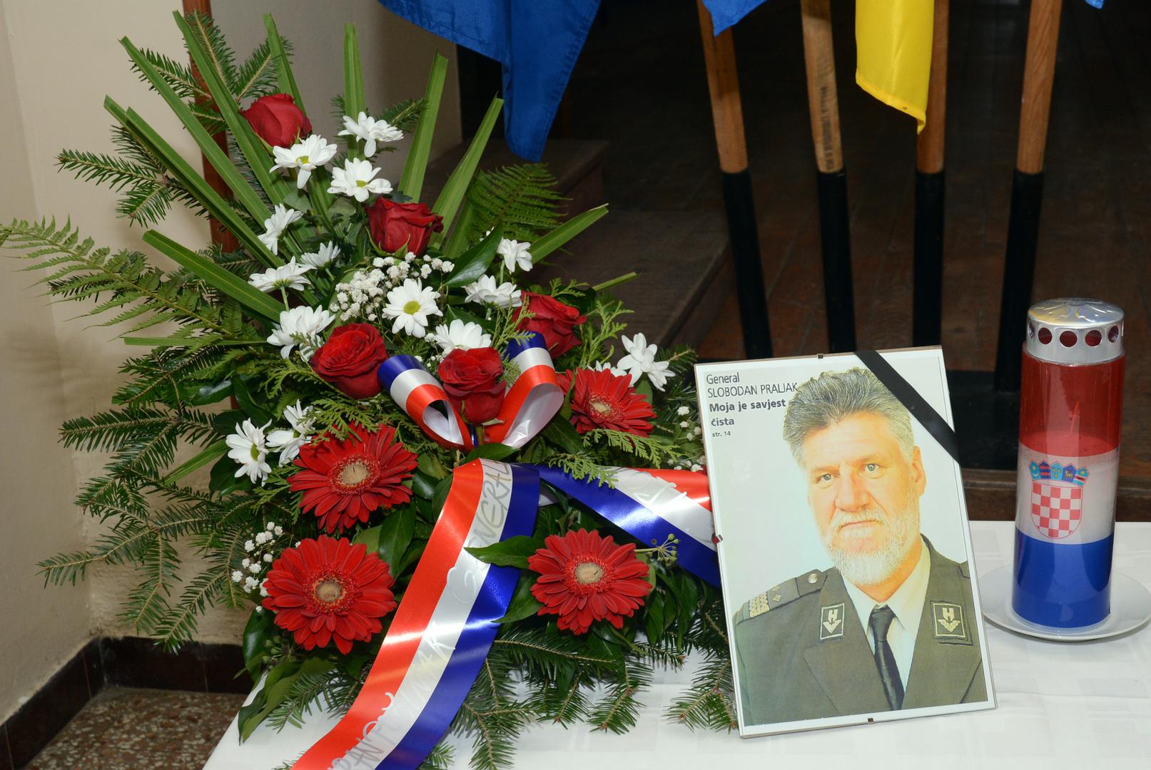 U Sunji je večeras održana komemoracija za Slobodana Praljka, koji je preminuo nakon što je popio otrov tijekom izricanja presude na Haaškom sudu.