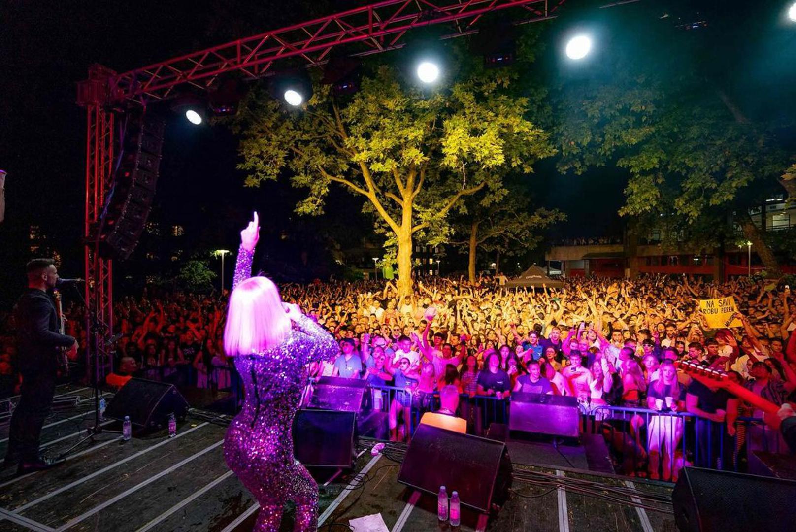 Na tisuće studenata ondje je do kasnih jutarnjih sati moglo uživati u nastupu popularne hrvatske pjevačice Maje Šuput. 