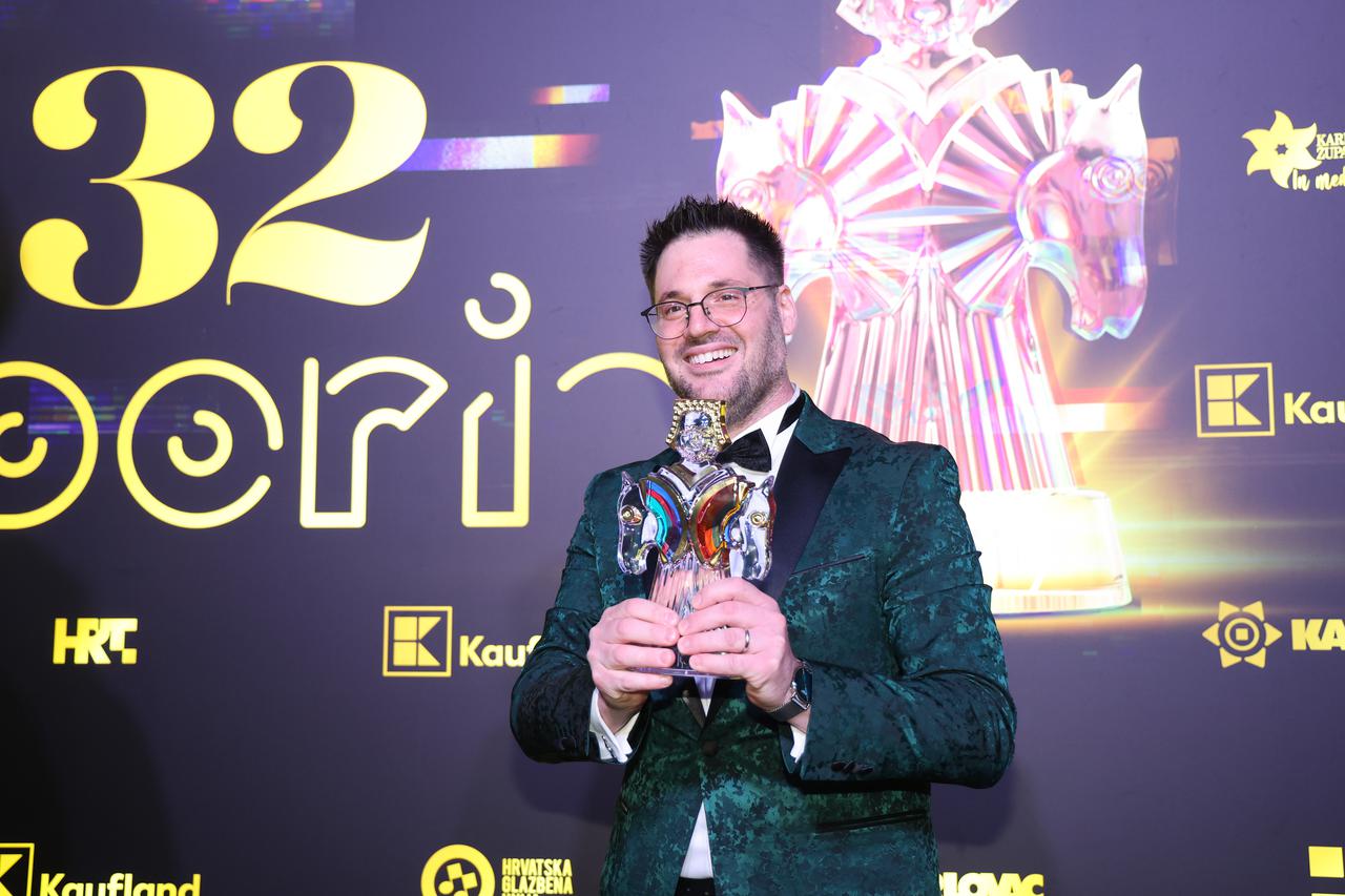 Karlovac: Dobitnici ovogodišnjeg Porina sa statuom autora Ivice Propadala