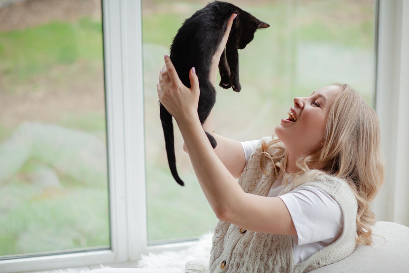 Igrajte se s mačkom: Igranje s mačkom prekrasno je iskustvo povezivanja. Mačke obožavaju igru i stručnjaci su u osmišljavanju vlastitih igara. Papirnate vrećice ili kartonske kutije mogu biti izvor velike zabave, a u specijaliziranim trgovinama za kućne ljubimce dostupne su i razne loptice, zvončići i druge igračke za mace.