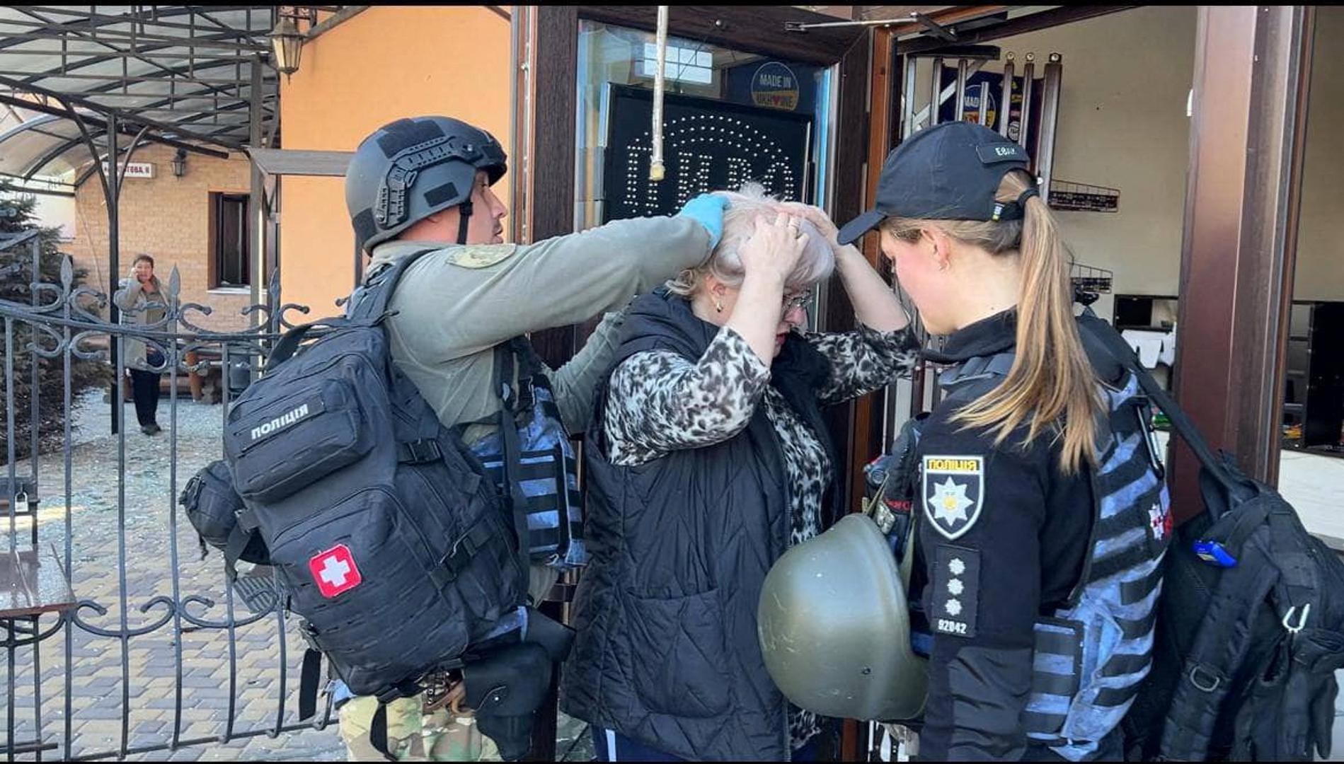 Police officers help an injured woman at the site of a Russian missile strike, amid Russia's attack on Ukraine, in Zaporizhzhia, Ukraine April 5, 2024. Press service of the National Police of Ukraine/Handout via REUTERS ATTENTION EDITORS - THIS IMAGE HAS BEEN SUPPLIED BY A THIRD PARTY. BEST QUALITY AVAILABLE. Photo: National Police of Ukraine/REUTERS