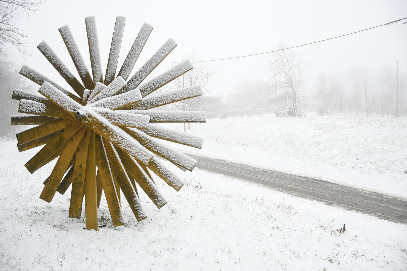 Državni hidrometeorološki zavod službeno bilježi tri centimetra snijega na Bilogori, čini se kako u dijelovima ima ipak nešto više snijega.