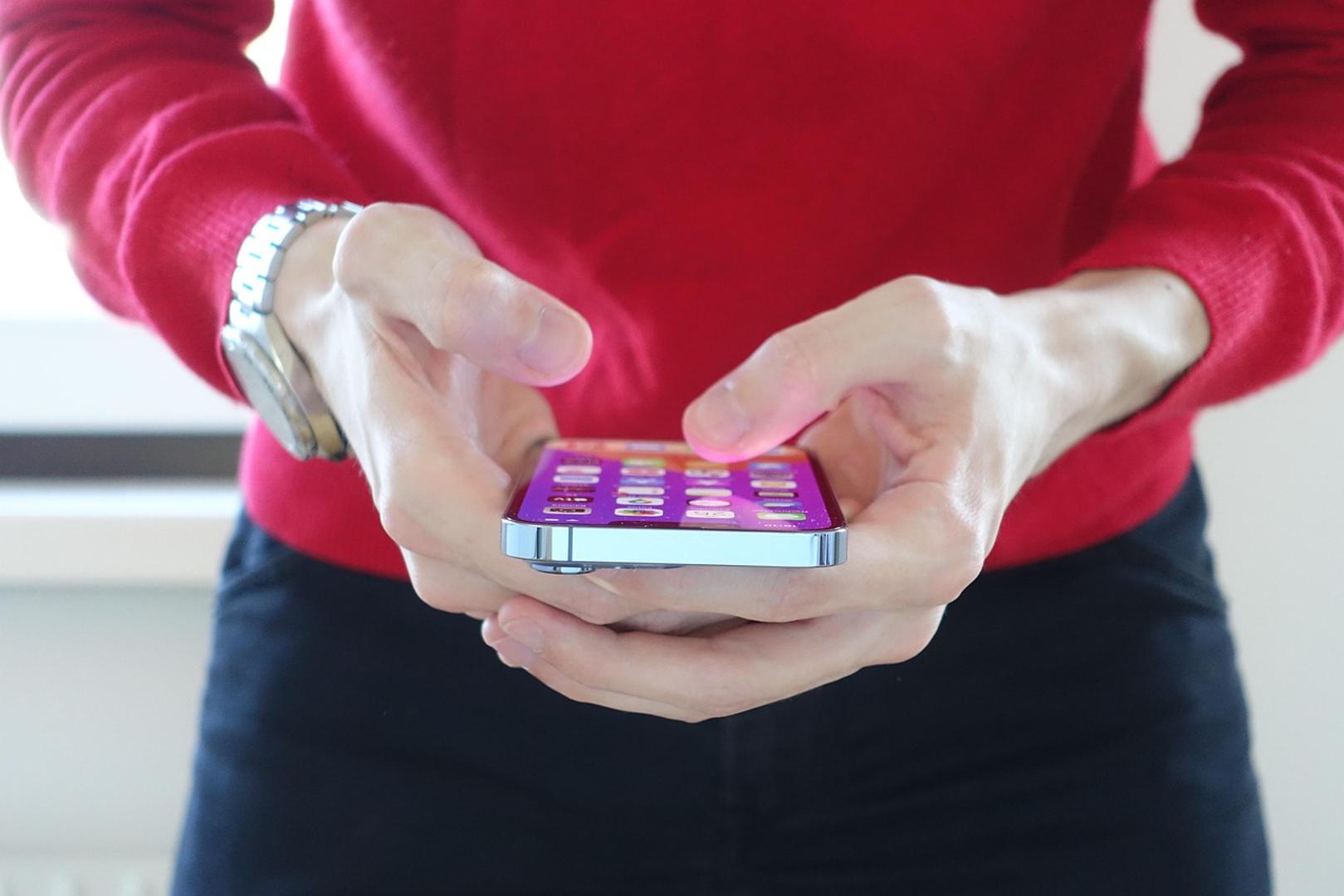 6. Kreirajte geste koje možete pokrenuti glasom - Značajke pristupačnosti iOS-a mogu ponoviti bilo koji niz dodirnih akcija kada date glasovnu naredbu. Idite na Postavke, dodirnite Pristupačnost, a zatim Glasovna kontrola. Uključite je, zatim dodirnite Naredbe > Kreiraj novu naredbu. Unesite željenu frazu naredbe, dodirnite Akcija, a zatim Pokreni prilagođenu gestu. Koristite prst za stvaranje geste na početnom zaslonu, a telefon će je ponoviti kada izgovorite frazu okidača.