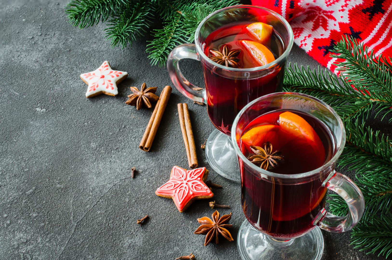 Tradicionalno kuhano vino: Kuhano vino je kralj svakog adventskog trga i prvi izbor mnogima čim temperature padnu ispod nule. Klasična verzija priprema se od crnog vina, šećera, cimeta, klinčića i kriški naranče, a po želji se dodaju i zvjezdasti anis ili malo ruma. Kod kuće ga možete skuhati u većem loncu, pustiti da lagano krčka i uživati u mirisu koji će u par minuta pretvoriti dnevni boravak u mali božićni sajam.
