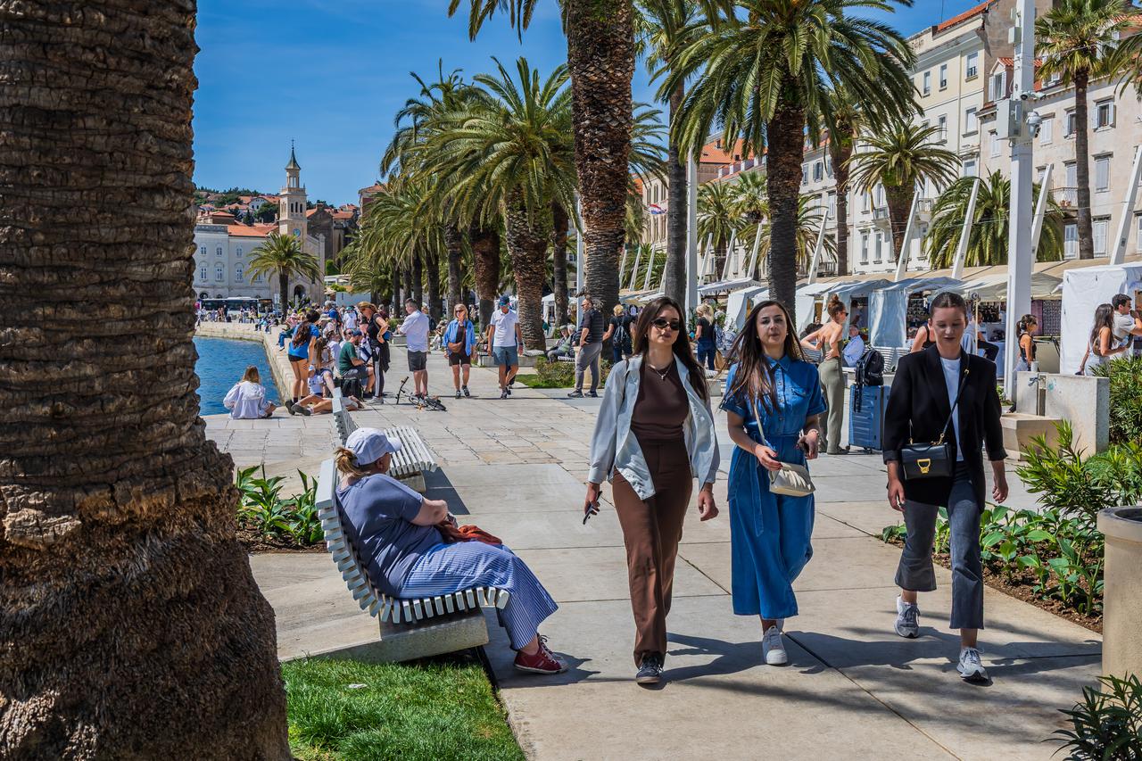 Split:  Sunčano poslijepodne na Splitskoj rivi