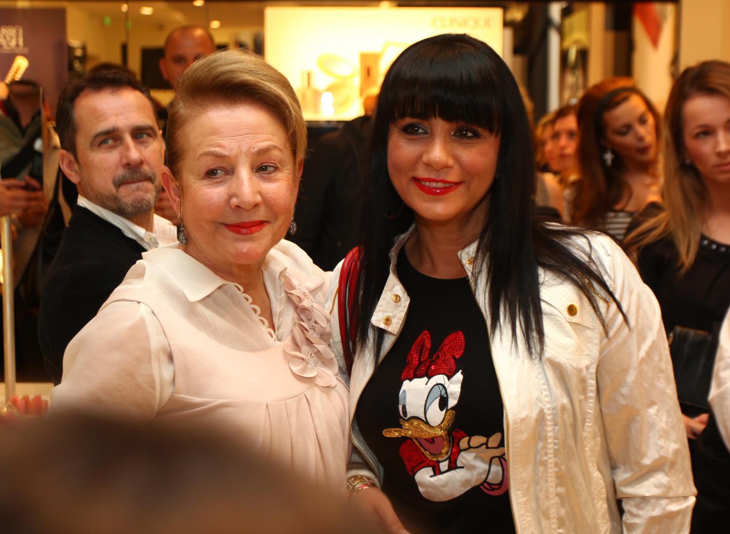 Rođena je u Splitu, a u Zagreb se s obitelji preselila kada je imala manje od tri godine. Odrasla je uz dva starija brata i sestru, u obitelji u kojoj je otac bio liječnik, a majka domaćica. 