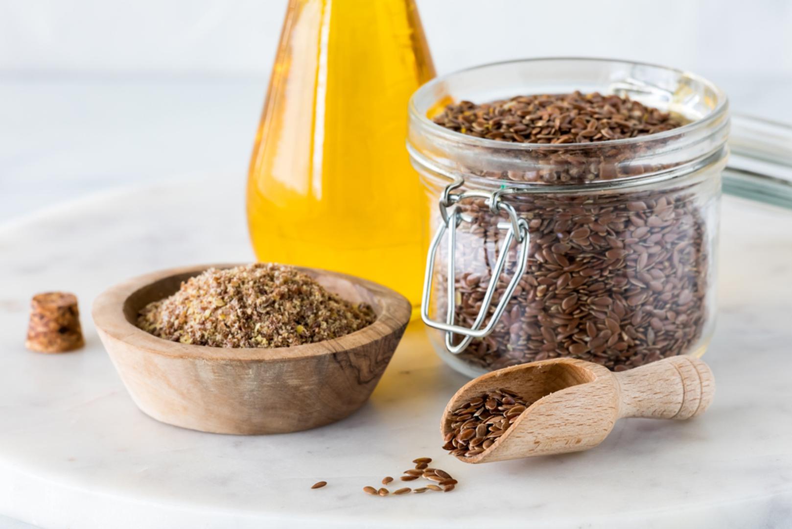 Lanene sjemenke: Ova namirnica sadrži topiva i netopiva vlakna te omega-3 masne kiseline. Osim što olakšavaju probavu, redovito konzumiranje mljevenih lanenih sjemenki može pomoći i u snižavanju kolesterola te očuvanju zdravlja srca.