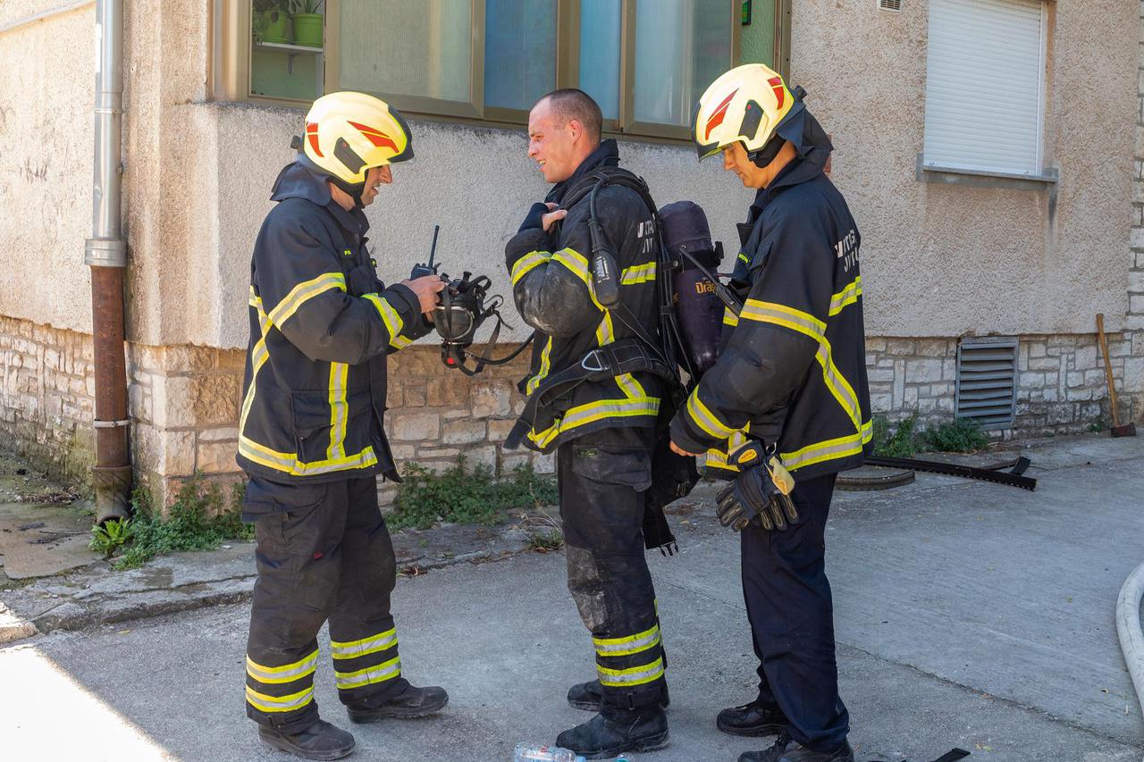 Pula: Vatrogasci gase požar na četvrtom katu u Tomasinijevoj ulici 