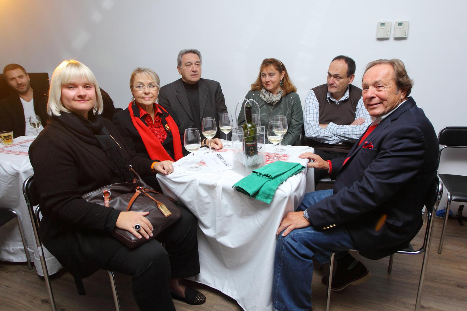Njihova ljubavna priča počela je početkom šezdesetih godina. Miro je svojedobno ispričao da je Terezu prvi put ugledao u proljeće 1961. godine u zagrebačkoj dvorani Istra, nakon povratka s duljeg boravka u inozemstvu. 