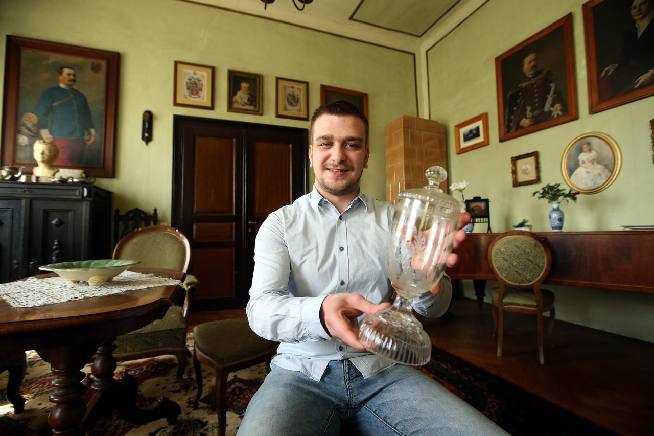 07.04.2016., Zagreb - Stenjevec, kurija Junkovic, grofovske obitelji Vojkovic , Ratkay, Rauch, Sermage, danas u vlasnistvu obitelji Cepelja.  Photo: Robert Anic/PIXSELL