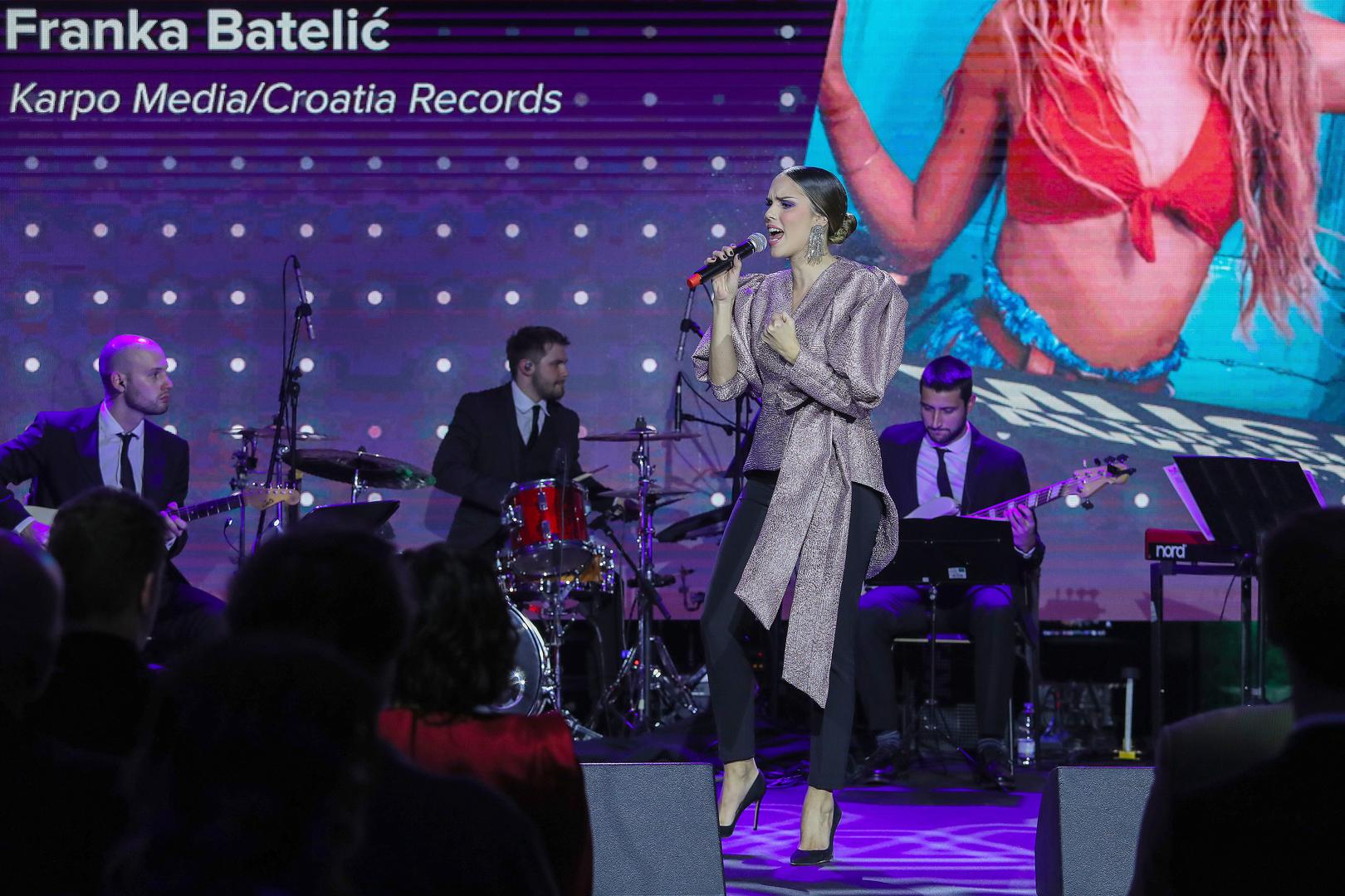 Na pozornici se pojavila i Franka Batelić koja je prije mjesec dana postala mama i zbog bebe se nije predugo zadržala na dodjeli.