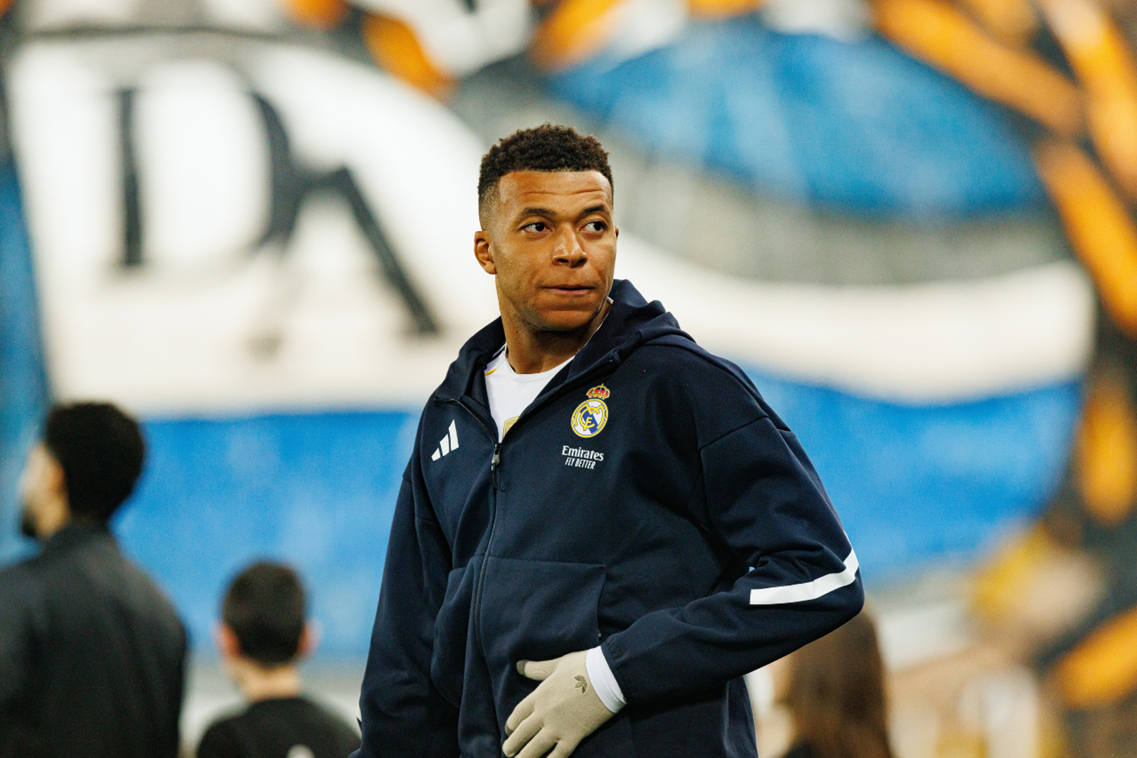 Strijelac: Treći znak koji se ističe svojim sportskim talentom je Strijelac, kojim vlada Jupiter, planet ekspanzije, optimizma i avanture. Strijelci su prirodno građeni za kretanje i obožavaju otvorene prostore, slobodu i testiranje vlastitih granica. Njihova neukrotiva žeđ za avanturom savršeno se prevodi u sportove koji uključuju rizik, brzinu i izazove. Posjeduju visoku razinu izdržljivosti, a njihov vječni optimizam gura ih naprijed čak i kada se suoče s preprekama. Sport za njih nije samo natjecanje, već putovanje i prilika za proširenje horizonata. Nogometna zvijezda Kylian Mbappé utjelovljuje duh Strijelca koji spaja nevjerojatan talent s nezasitnom gladi za uspjehom.