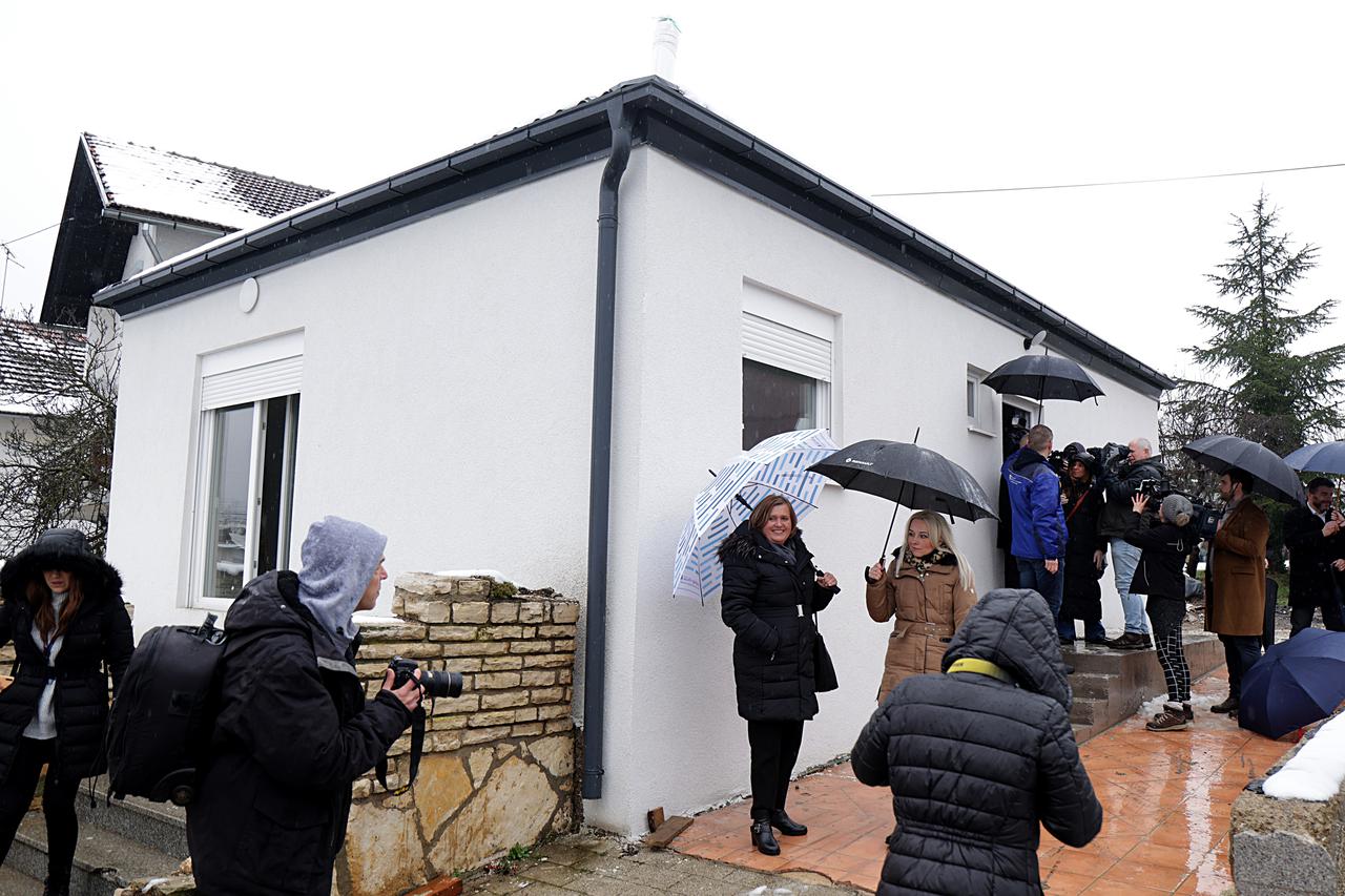 Petrinja: Branko Bačić posjetio kontejnersko naselje te obišao dvije završene zamjenske obiteljske kuće