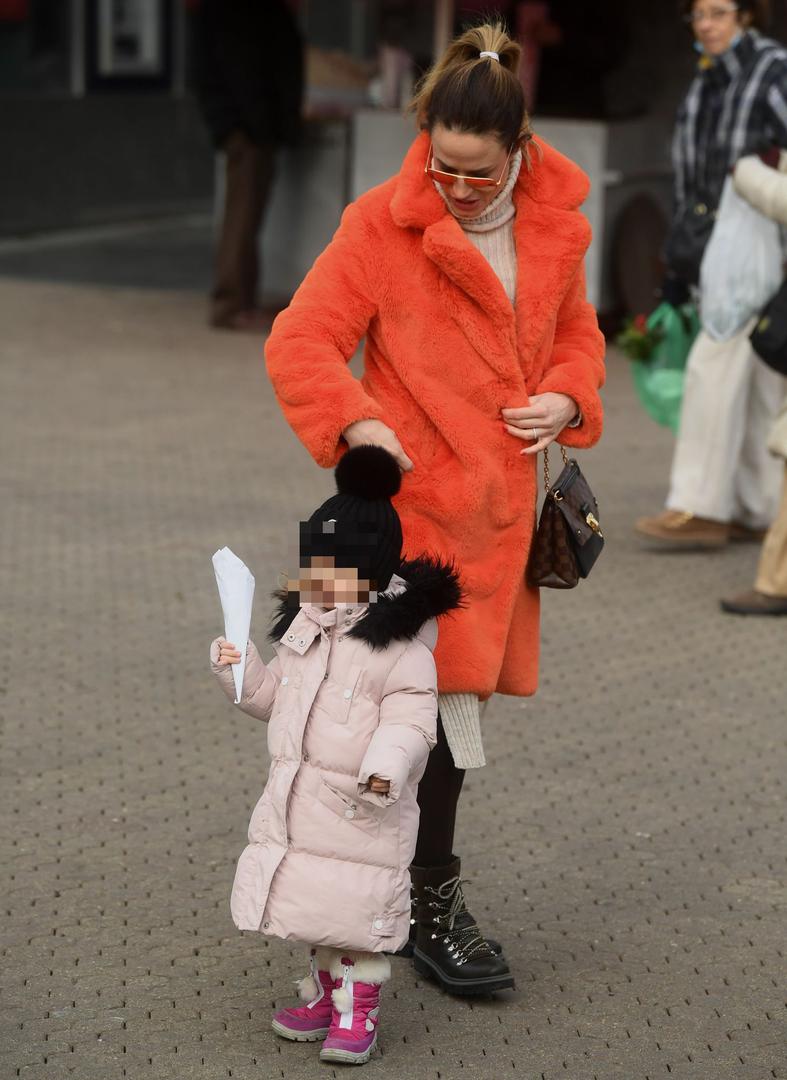 – Mi funkcioniramo savršeno. Jednostavno smo 24 sata zajedno. A tata je supertata, on je više zadužen za ''ljubavi tatina, dođi tati'', ali pelene su ipak mami ostale! I dizanje usred noći. Da, da, ipak je to mamina dužnost – kazala je bivša Miss Hrvatske za InMagazin.