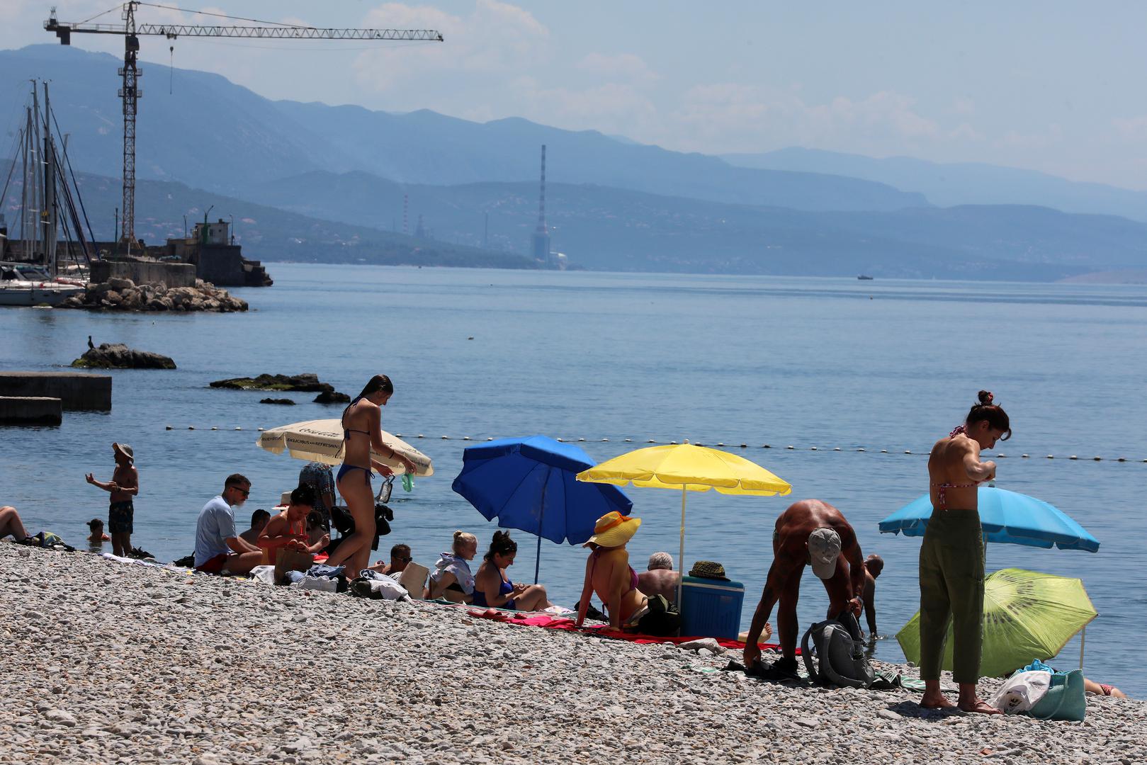 17.06.2024., Rijeka - Gradjani i turisti spas od sunca i vrucine traze na razne nacine. Kupanjem u moru, sladoledom, nosenjem sesira, osvjezenjem na fontani, sklanjanjem u hlad. Photo: Goran Kovacic/PIXSELL