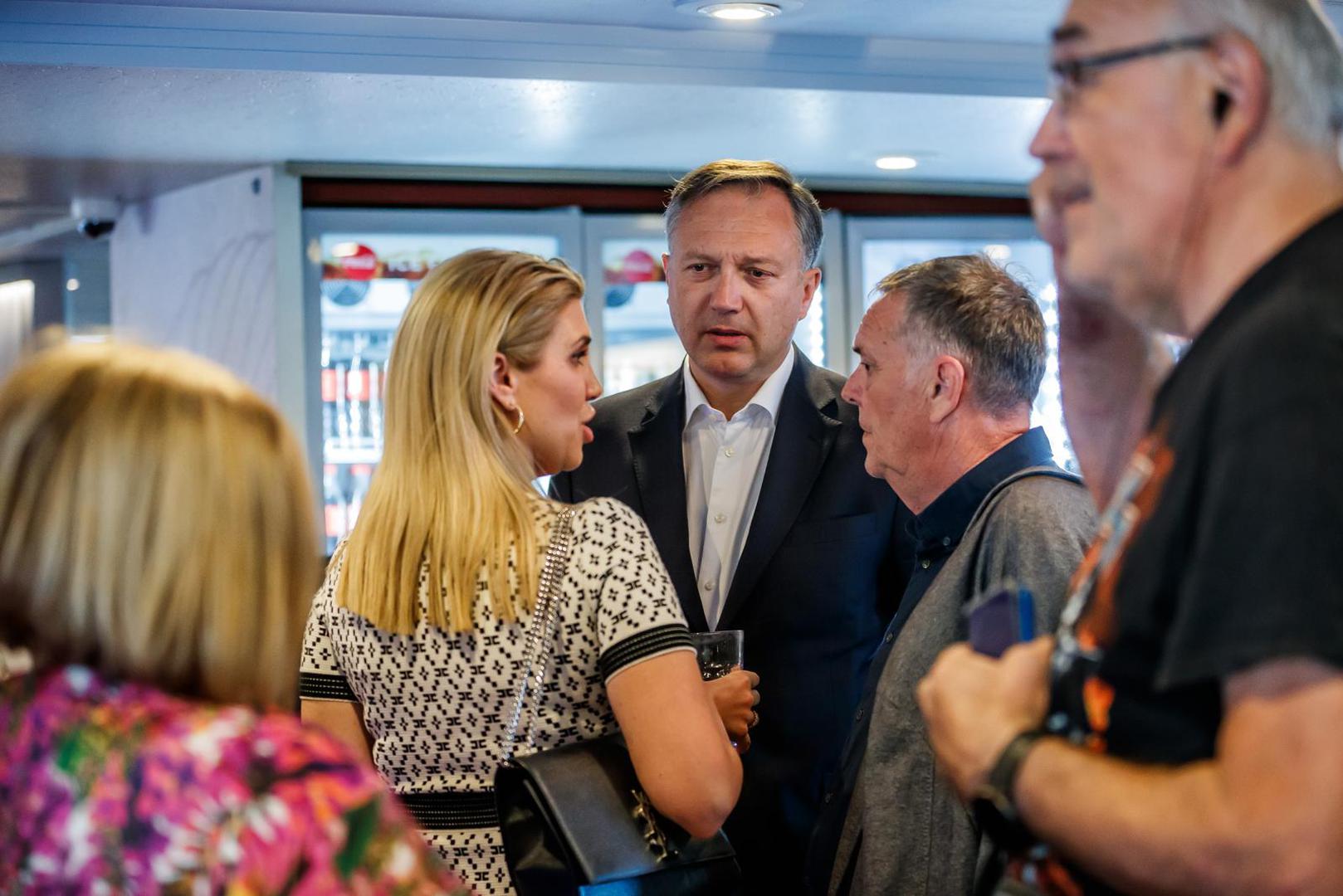 Na ovoj relaciji prvi puta je u ponedjeljak i zaplovio, a objavljene su i fotografije njegovog interijera.