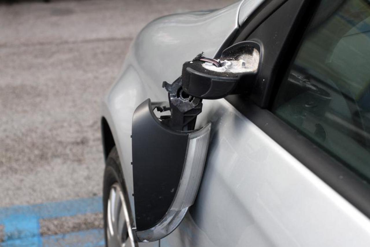 rijeka,retrovizor,orazbijen automobil (1)