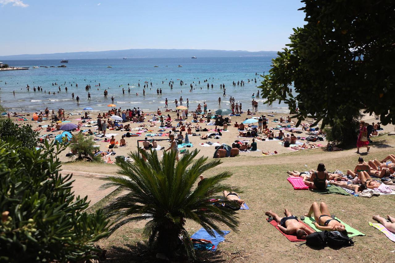 Split: Na pješčanoj plaži Bačvice uvijek ima kupača