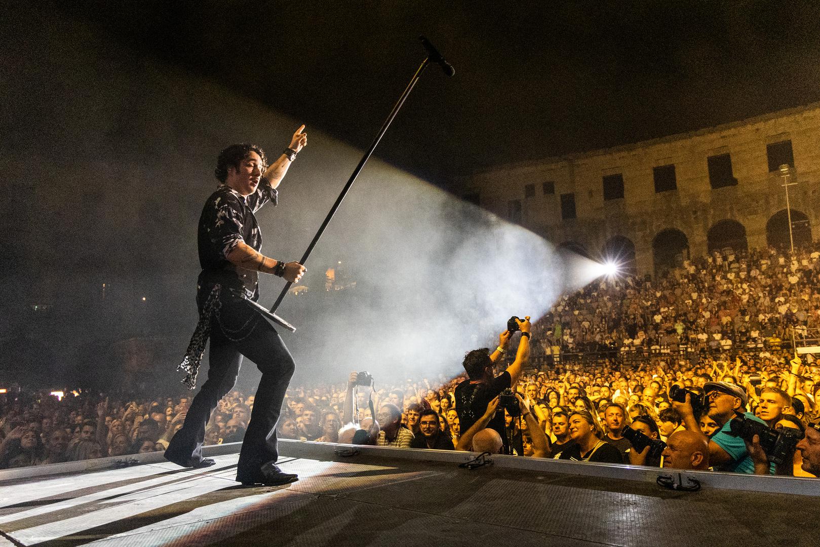 Jedan od najdugovječnijih bendova ovih prostora - Parni Valjak, sinoć, 15. kolovoza, održao je koncert za pamćenje u prepunoj pulskoj Areni. Bila je to večer magičnog spoja glazbe, ljubavi, povjerenja, poštivanja i stihova koje su bend i publika neumorno dijelili gotovo dva i pol sata.