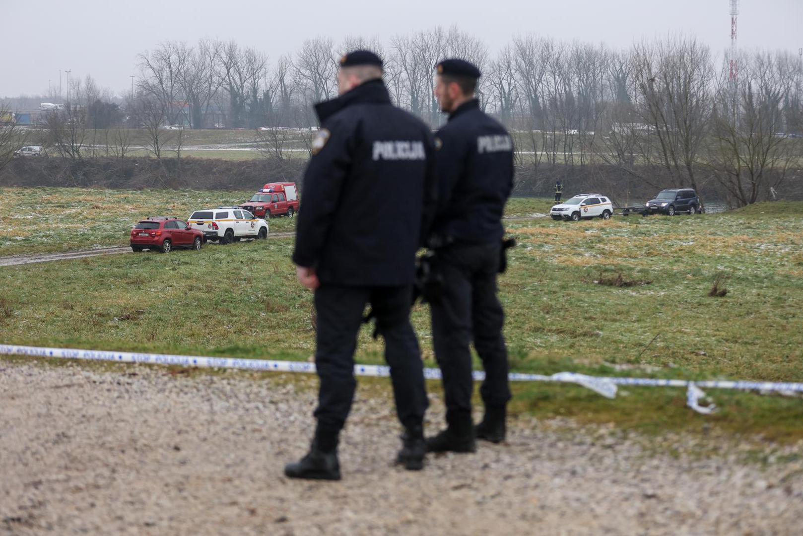 16.01.2025., Zagreb - Vatrogasci, policija, HGSS i Civilna zastita uz rijeku Savu gdje se pripremaju za nastavak potraga ze nestalim dijetetom u rijeci. Photo: Igor Kralj/PIXSELL