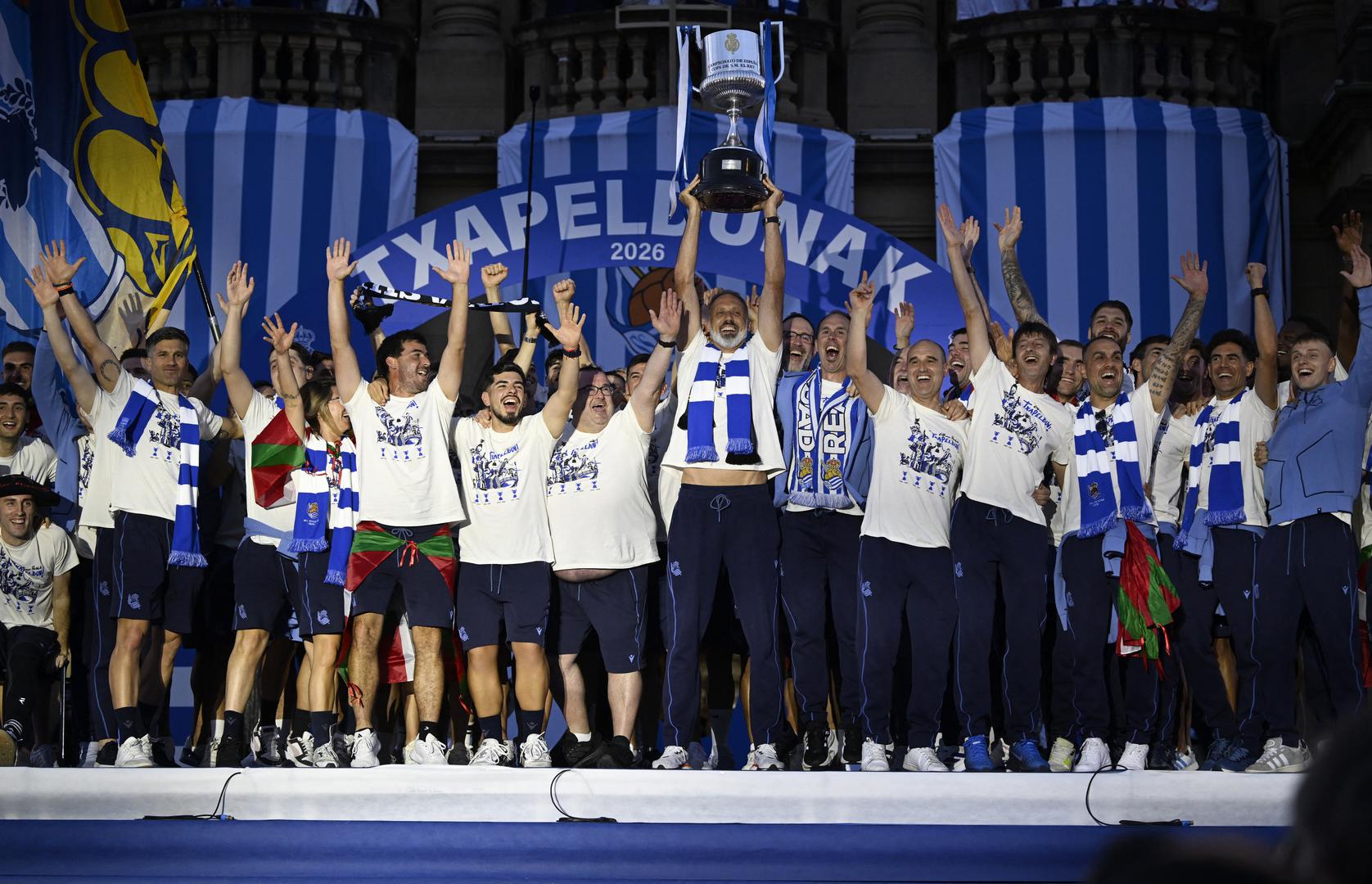 „Ovaj trofej zauvijek ćemo nositi u svojim srcima. A ovaj pogled nema cijenu“, rekao je kapetan Mikel Oyarzabal (28) u obraćanju s balkona gradske vijećnice pred tisućama okupljenih. Publika je strijelcu pogotka u finalu skandirala „Mikel, Zlatna lopta“, referirajući se na nagradu za najboljeg nogometaša svijeta koja bi, prema njihovu mišljenju, trebala pripasti upravo njemu.