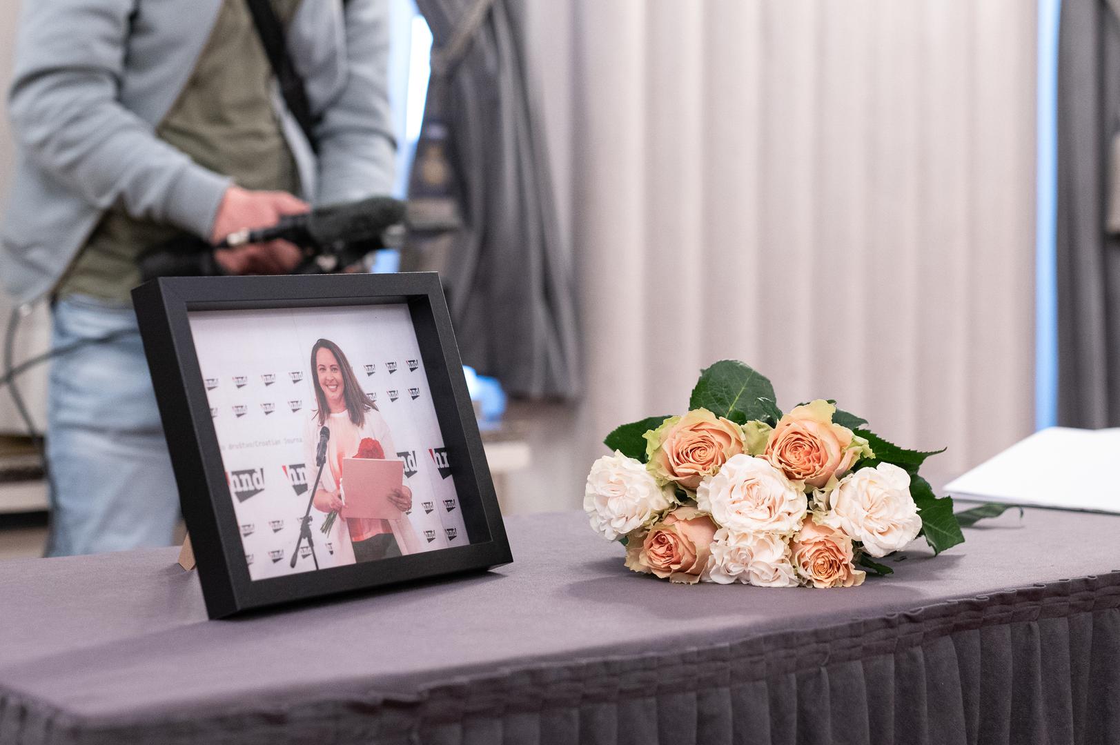 Novinarsku karijeru započela je na Media Servisu, a potom je šest godina radila na N1 televiziji kao reporterka, urednica Dnevnika te urednica i voditeljica tjednog političkog magazina "Točka na tjedan".