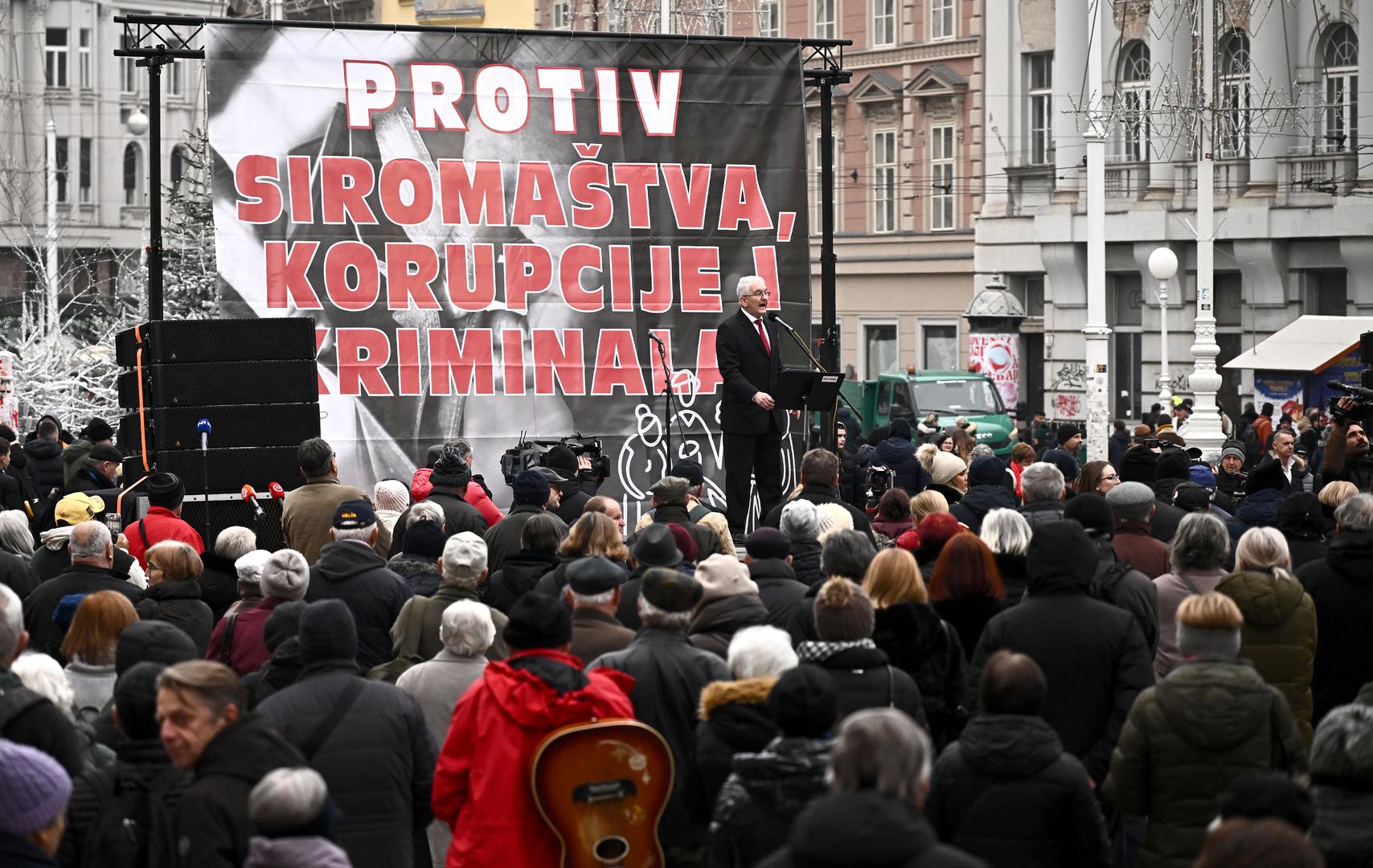 U organizaciji Bloka umirovljenici zajedno na središnjem zagrebačkom trgu održava se prosvjed "Protiv siromaštva, korupcije i kriminala!", kojim se traži povećanje mirovina i ispunjenje obećanja da prosječna mirovina iznosi 60 posto prosječne plaće.