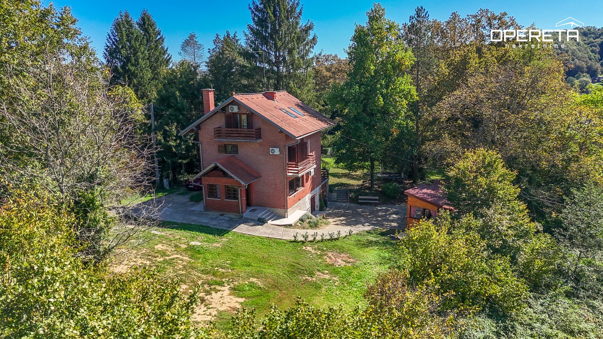 Prodaje se samostojna rustikalna vila u Potočeku kod Pokupskog, udaljena je 40 minuta od Zagreba.