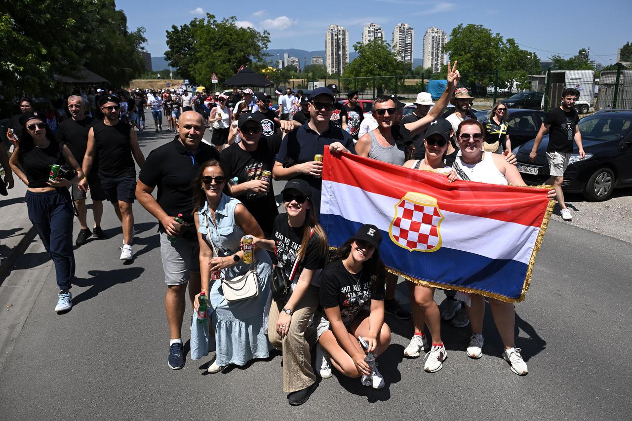 Zagreb: Obožavatelji se okupljaju na Kajzerici uoči koncerta Marka Perkovića Thompsona