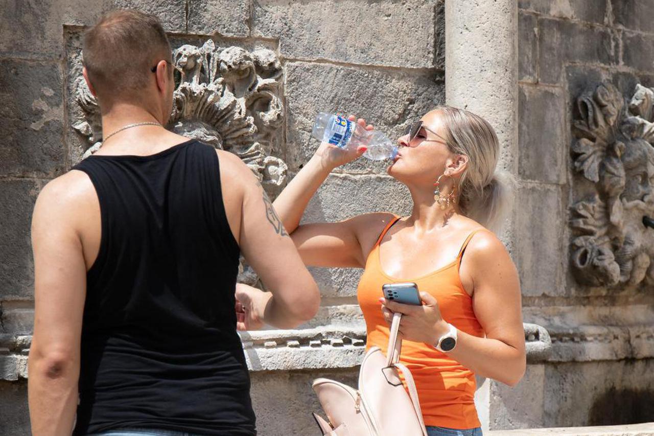 Prave ljetne vrućine u Dubrovniku, turisti preplavili stari grad