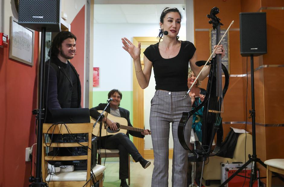 Zagreb: Ana Rucner i Vlado Kalember sa sinom Darianom nastupili u domu za starije i nemoćne Omea