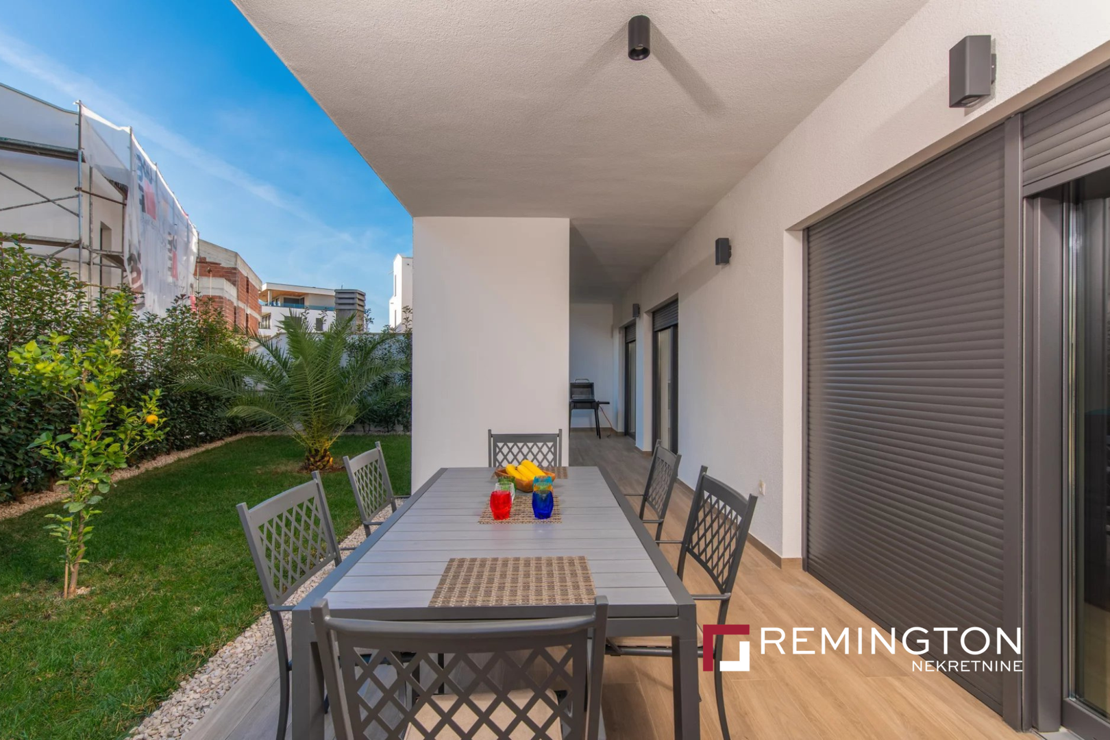 Ukupna izgrađena površina je 258 m2, uključujući 207 m2 stambenog prostora, 37 m2 natkrivene terase i 14 m2 nenatkrivene terase. Cijena ove nekretnine je 969.000 eura. 