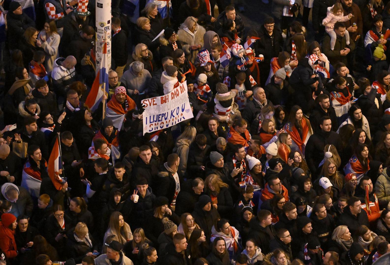 Uz pjesmu i skandiranje, navijači strpljivo čekaju dolazak reprezentacije, dok policija i redarske službe reguliraju kretanje i sigurnost na prilazima Trgu.