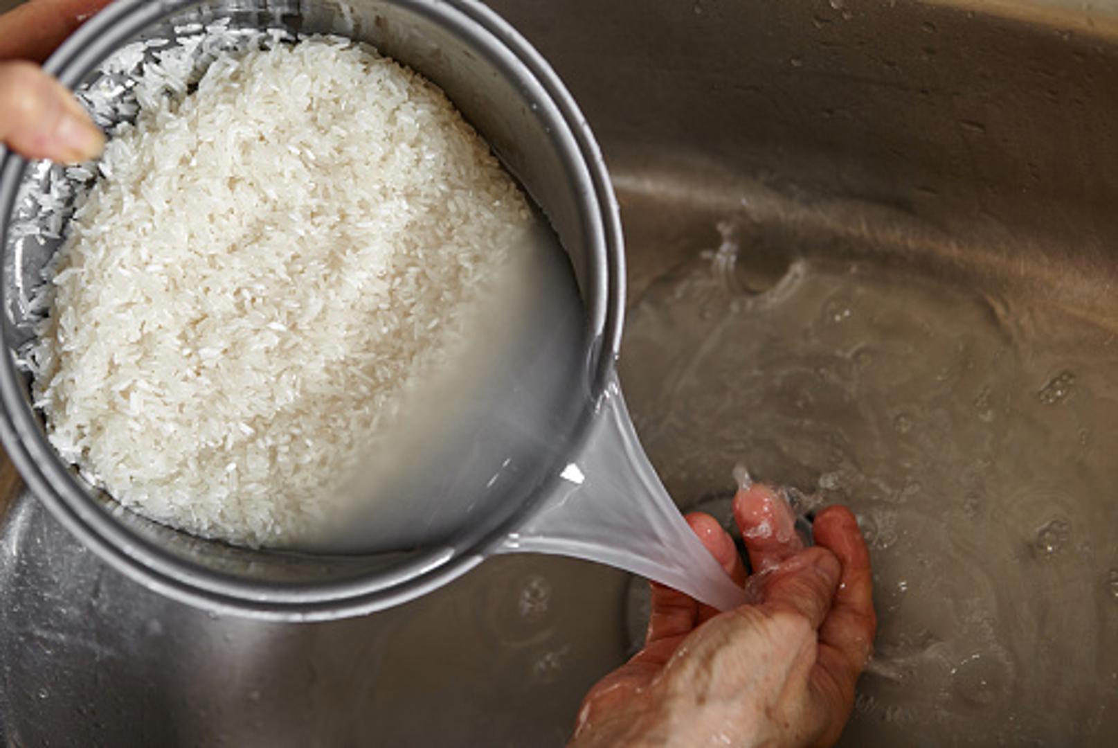 Rižina voda puna je vitamina, minerala i aminokiselina koje mogu pridonijeti zdravoj i lijepoj kosi, ali i koži. Koristite je za čišćenje lica, za liječenje akni, opeklina od sunca...Na kosu je izlijte nakon uobičajenog šamponiranja i utrljajte u vlasište. Ostavite par minuta i samo isperite s običnom vodom. Nakon toga kosu osušite. 