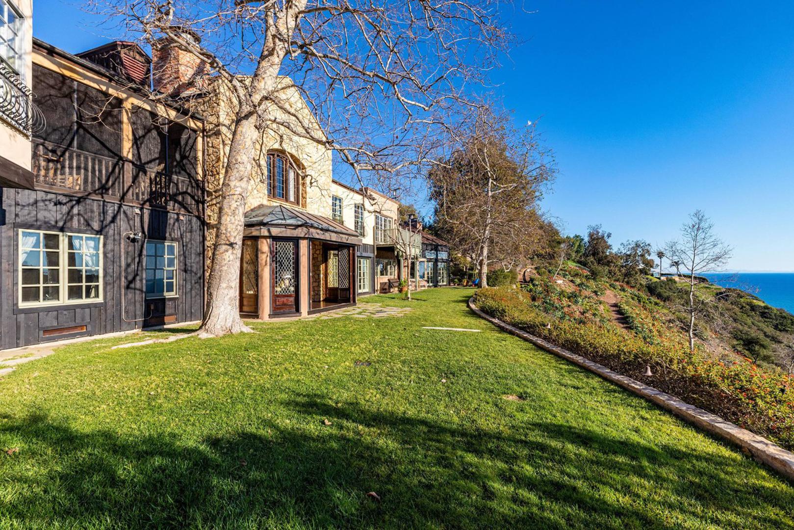 Naime, radi se o domu koji je u posjedu poznatog glumca Mela Gibsona, a šuška se da im ga je on spreman prodati za "samo" 12 milijuna funti (cca. 105 mil. kuna).