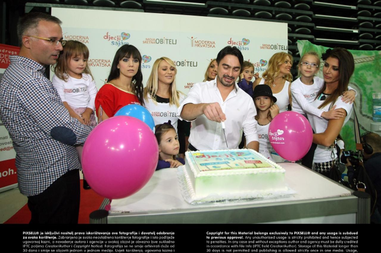 '28.09.2013., Zagreb - Poznati roditelji s djecom u akciji \'\'Moja obitelj-sretna obitelj\'\' u Areni Zagreb. Josko Cagalj Jole, Neda Parmac, Ivana Delac Djolo.  Photo: Luka Stanzl/PIXSELL'