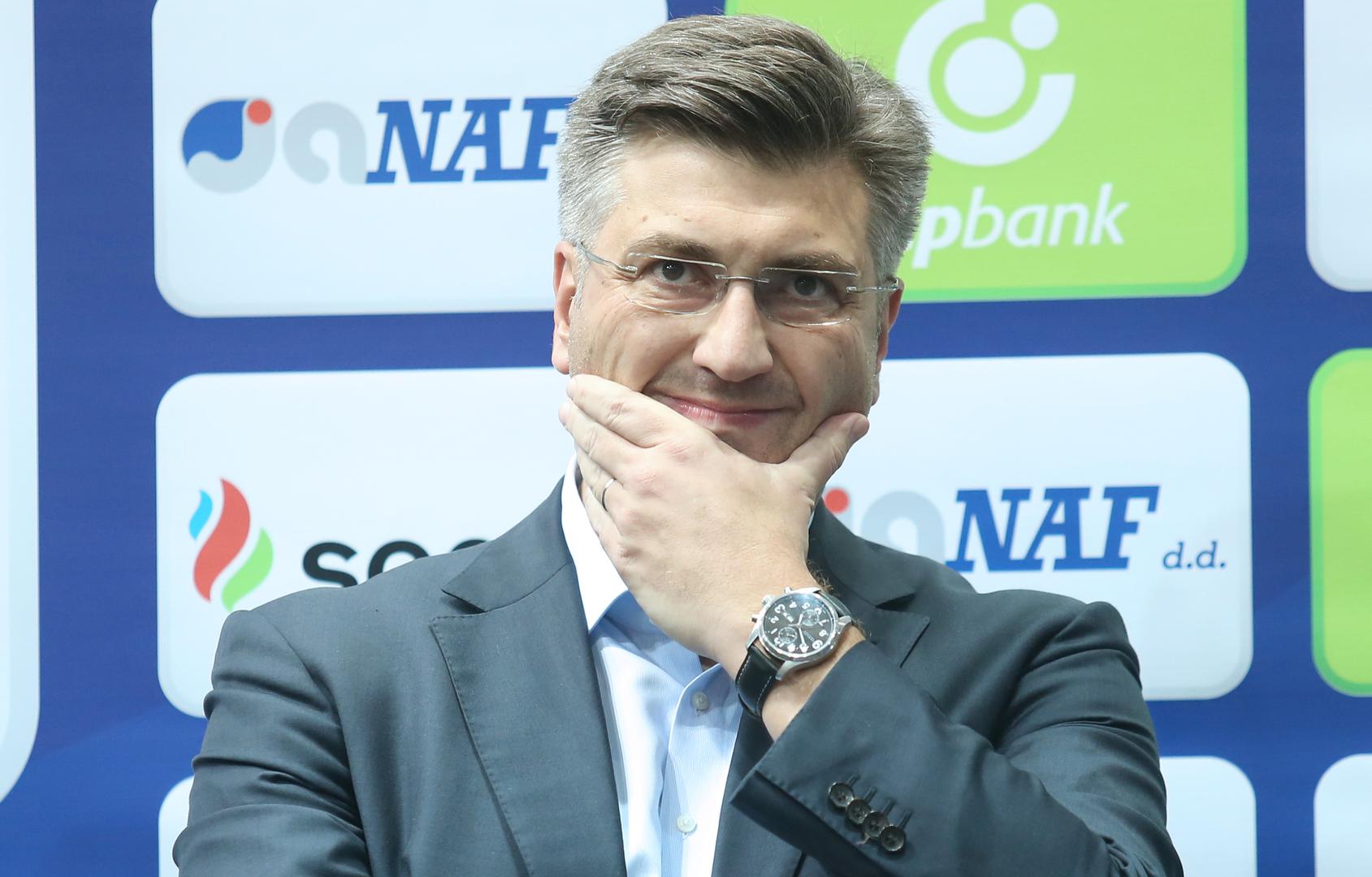 No, deset godina na čelu izvršne vlasti nije prošlo bez političkih potresa i afera. 