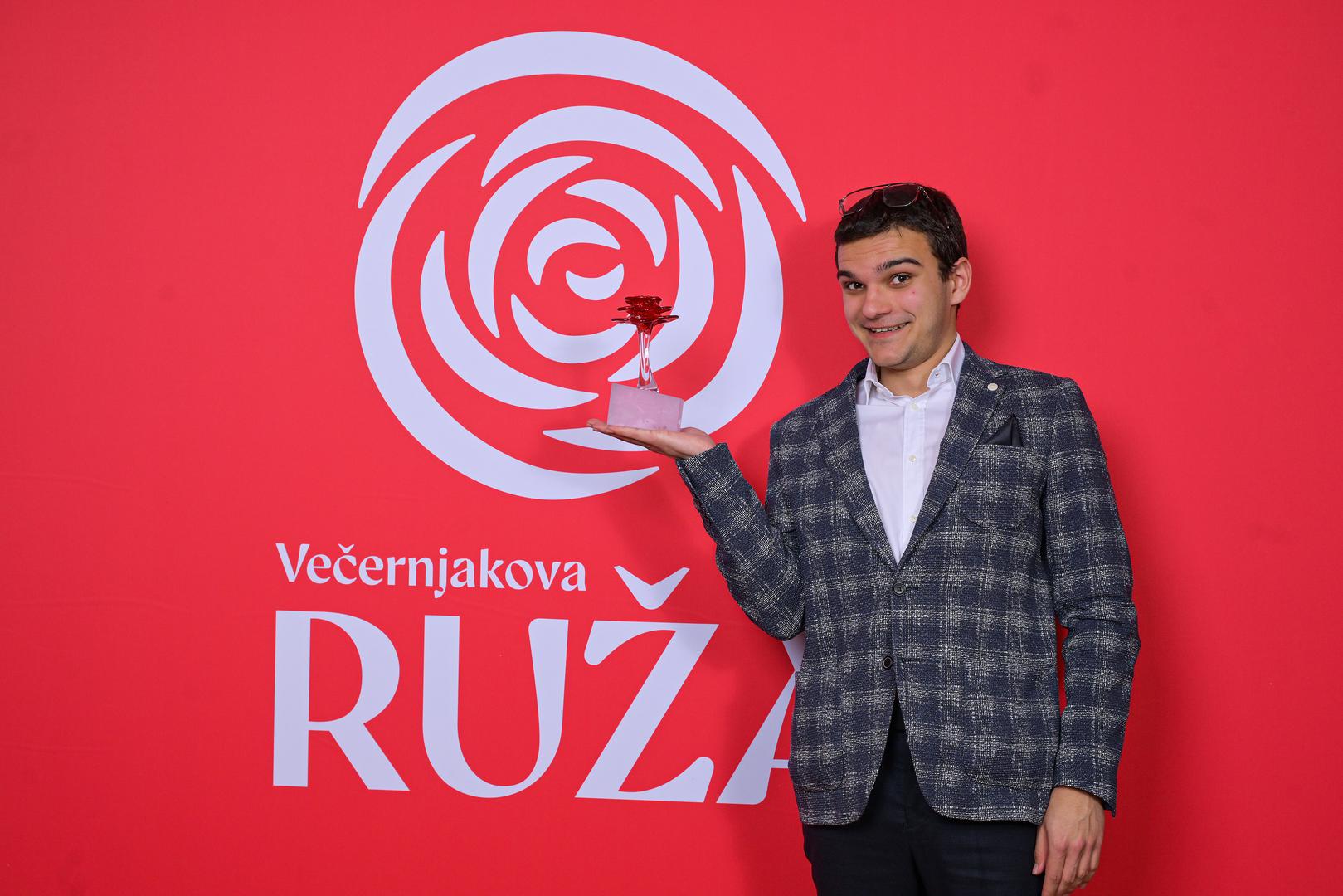 Ružu u kategoriji "Novo lice godine" osvojio je glazbenik Martin Kosovec.