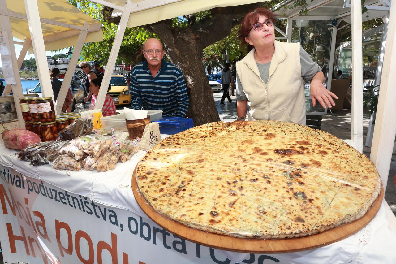 22.10.2016., Makarska - Na trgz 4. svibnja odrzan je Festival poduzetnistva obrta i OPG-ova. OPG Ruzica i Nikola Milicevic iz Zvecana rade soparnik. Photo: Miranda Cikotic/PIXSELL