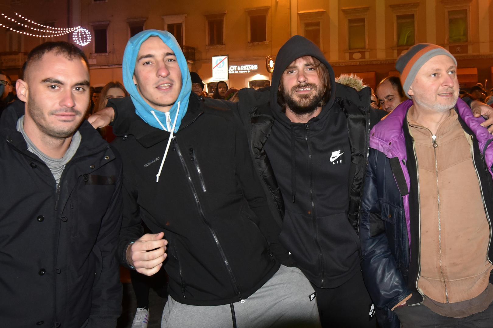 U prvim redovima na koncertu je bio poznati violončelist Stjepan Hauser koji je uživao s prijateljima.