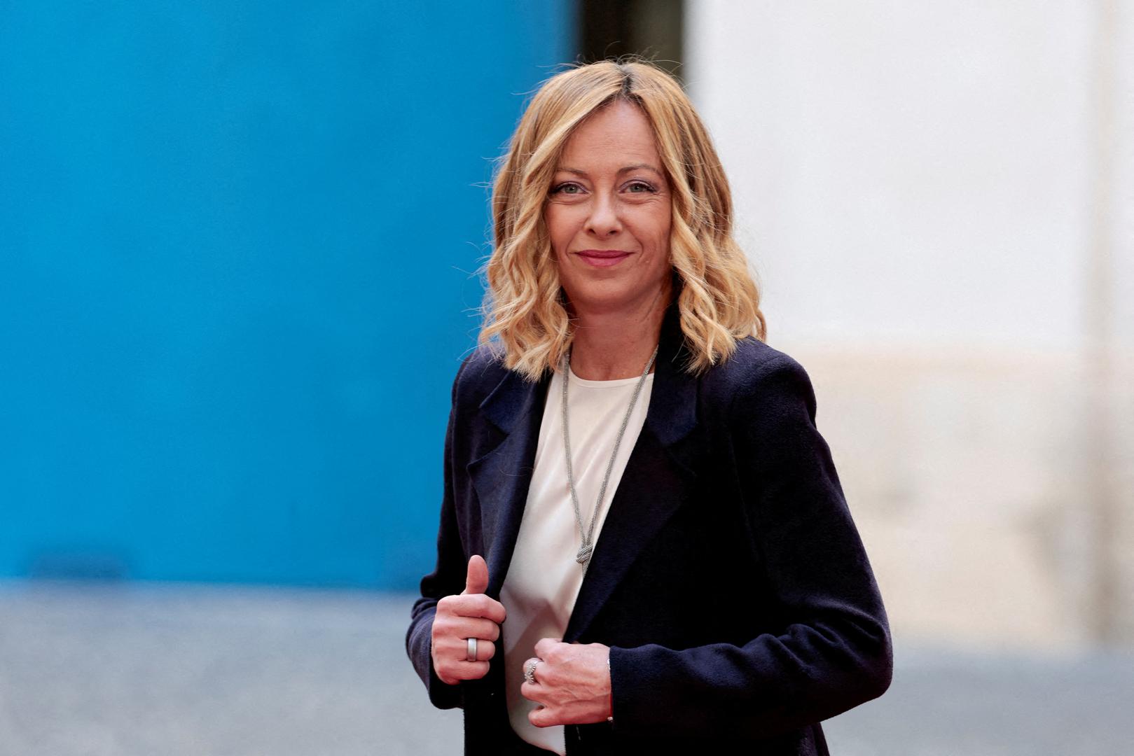 Melonina pažljivo njegovana, besprijekorna pojava doprinosi imidžu stabilnosti. Nakon što je predsjednik regije Campania Vincenzo De Luca nazvao premijerku “stronza” (“kučka”) na predizbornom skupu, premijerka se pojavila na događaju u svojoj regiji i pozdravila oporbenog političara rekavši: “Predsjedniče De Luca , ja sam ta kučka, Meloni. Kako si?”