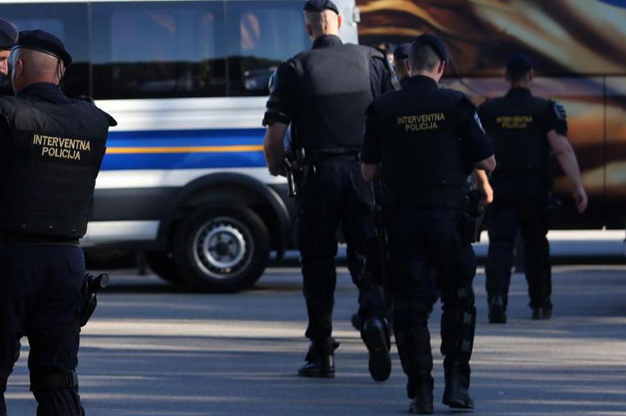 Zagreb: Par stotina BBB-a na prosvjedu protiv Mamića, policija čuva ulaz u klub