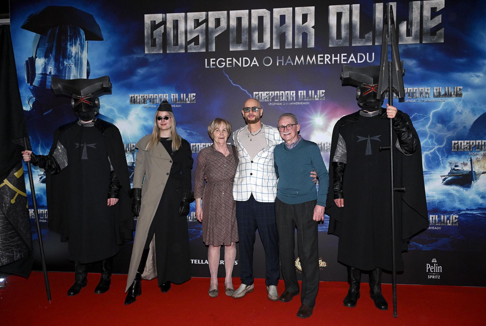 "Gospodar Oluje: Legenda o Hammerheadu" prati odvažno putovanje dvoje mladih buntovnika sa otoka koji prkose sudbini. Odlučni da probiju zid vječne Oluje, zakoračit će u zabranjeno i nepoznato i razotkriti istinu o porijeklu svog svijeta - tajnu koju vjekovima brižno skrivaju besmrtni gospodari Argosa, tajanstveni Osnivači