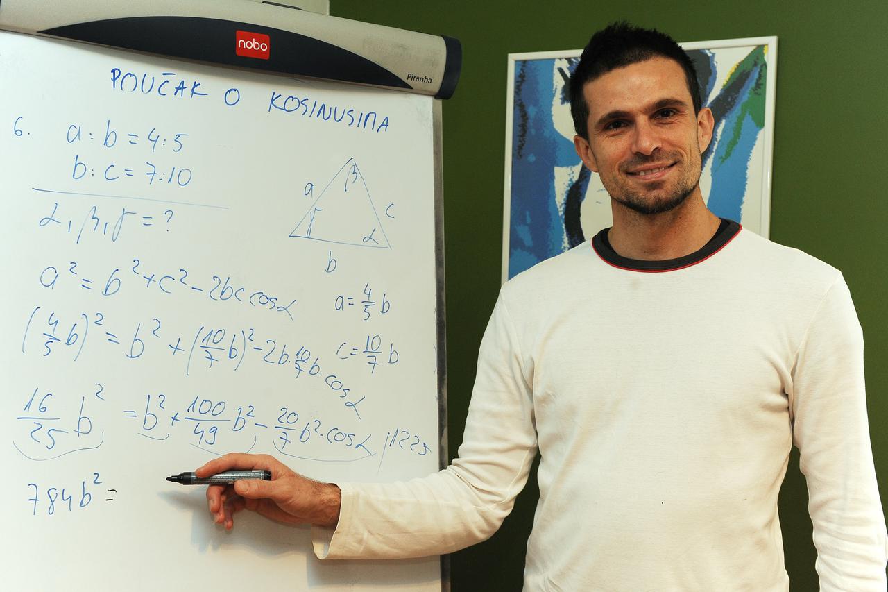 21.11.2012., Zagreb - Toni Milun profesor matematike i fizike koji daje besplatne instrukcije iz matematike za ucenike i studente preko videa koji snima.  Photo: Davor Visnjic/PIXSELL