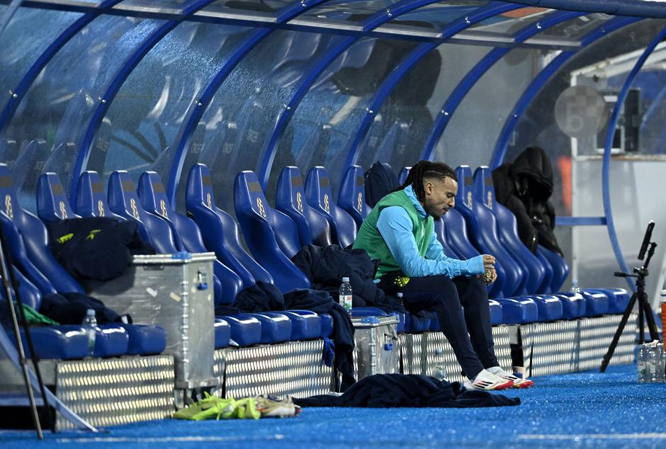Samy Mmaee na poluvremenu utakmice Dinamo i Lokomotiva sam na klupi jeo kikiriki
