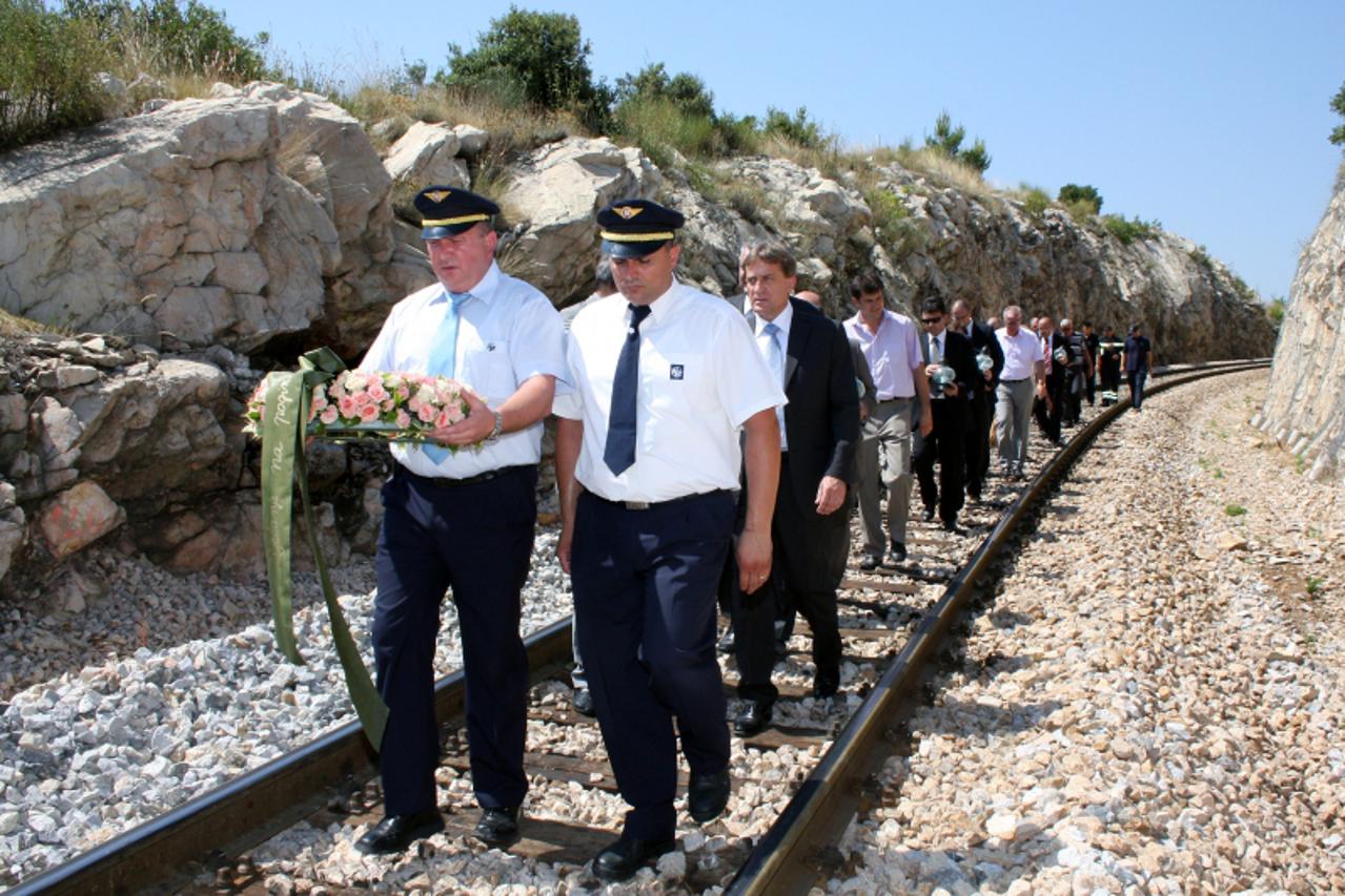 '23.07.2010. Kastela - Obiljezavanje godinu dana od nesrece vlaka u Rudinama .Ministar Bozidar Kalmeta sa suradnicima i predstavnicima HZ-a polozio je vjenac i zapalio svijecu na mjestu nesrece  Photo