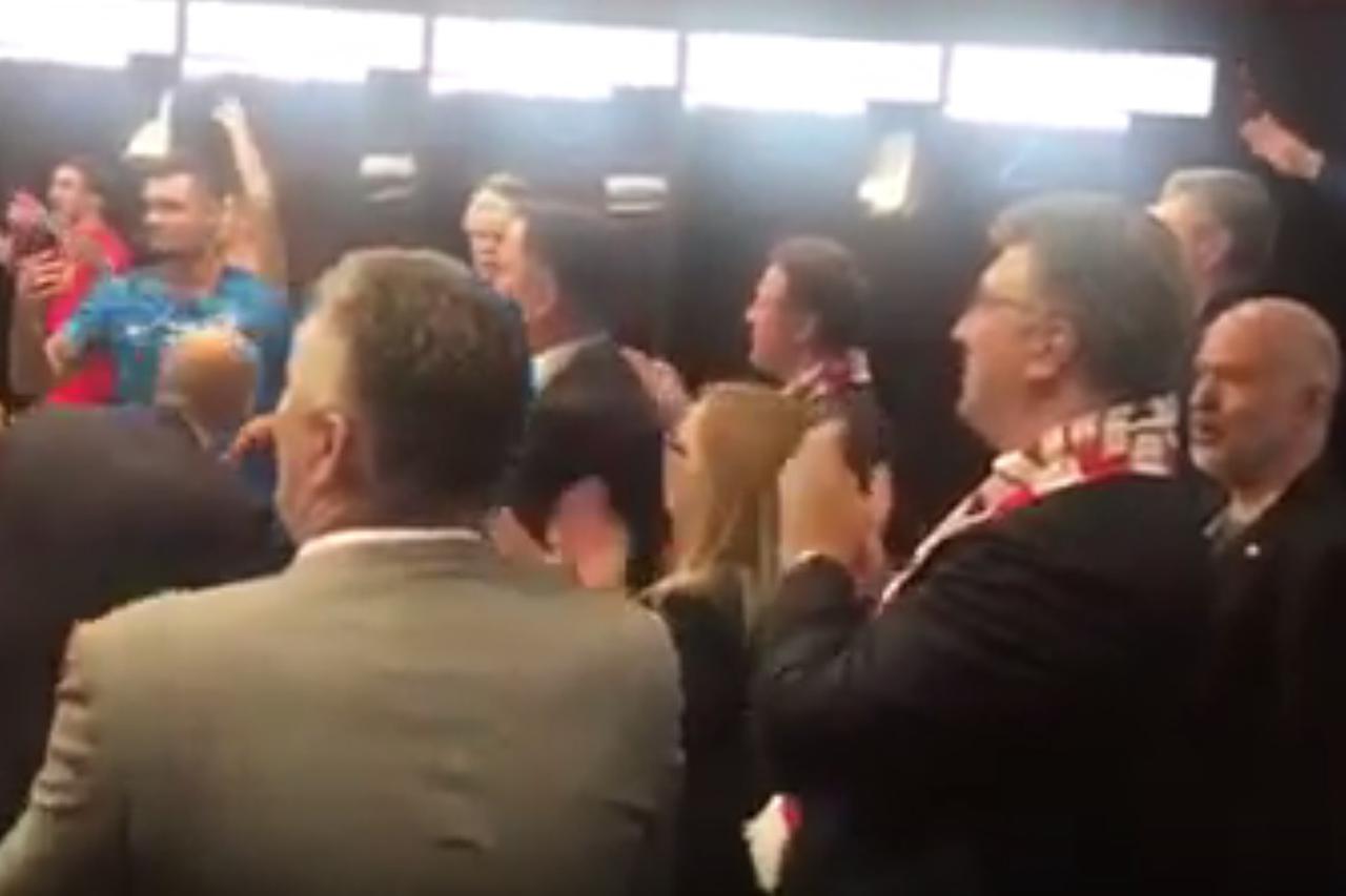 Premijer Plenković slavio je s Vatrenima u svlačionici